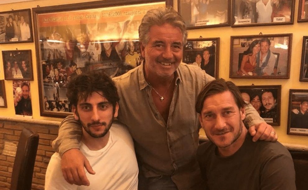 Pietro Castellitto è Francesco Totti nella prima foto ...