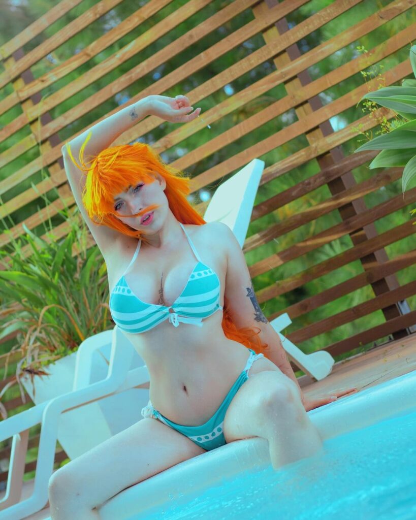 Duda Weber (dudabweber) in bikini nel cosplay di Nami di One Piece