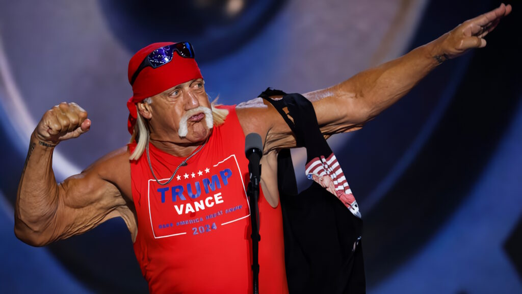 Hulk Hogan nella sua caratteristica posa nella convection a sostegno di Trump