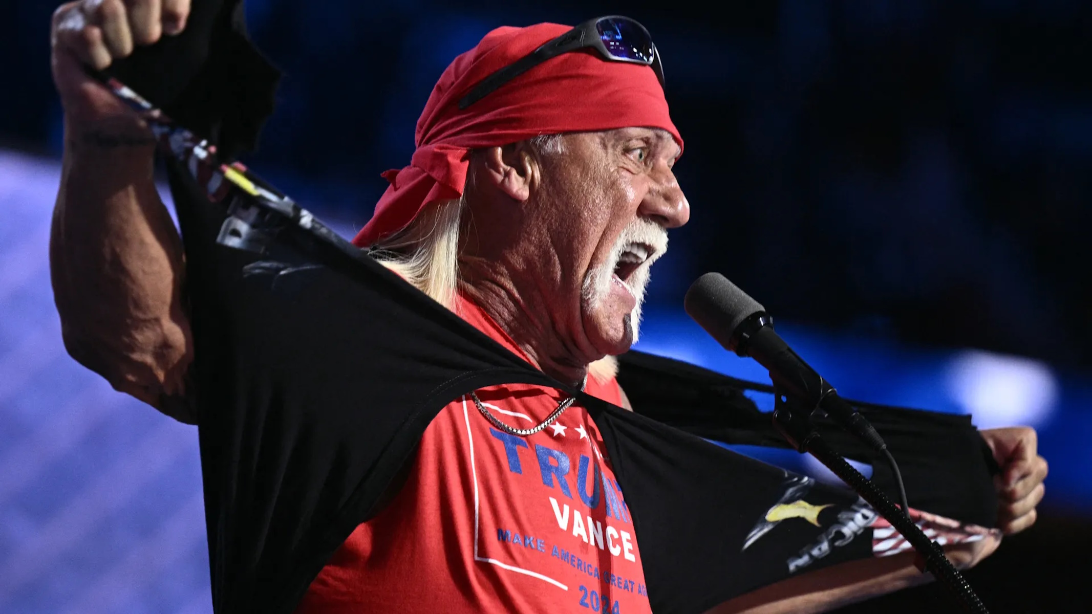 Hulk Hogan si strappa la maglietta per sostenere Trump