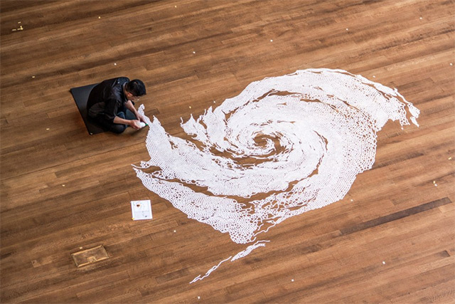 Motoi Yamamoto all'opera in una sua installazione di sale