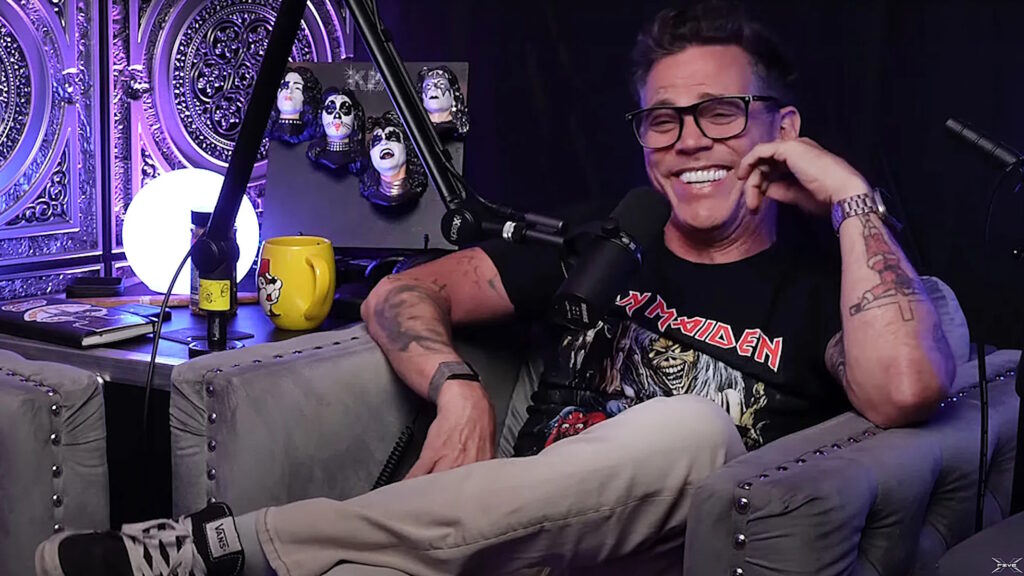 Steve-O sorridente nel podcast x5