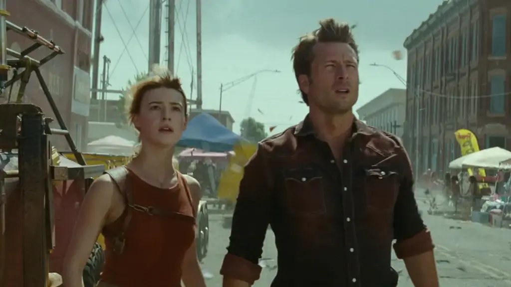 Daisy Edgar-Jones e Glen Powell in Twisters