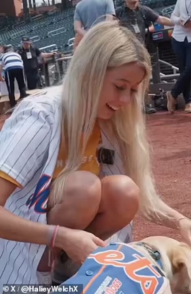 Haliey Welch, nota come Hawk Tuah girl, accarezza il cane Buddy dei Mets