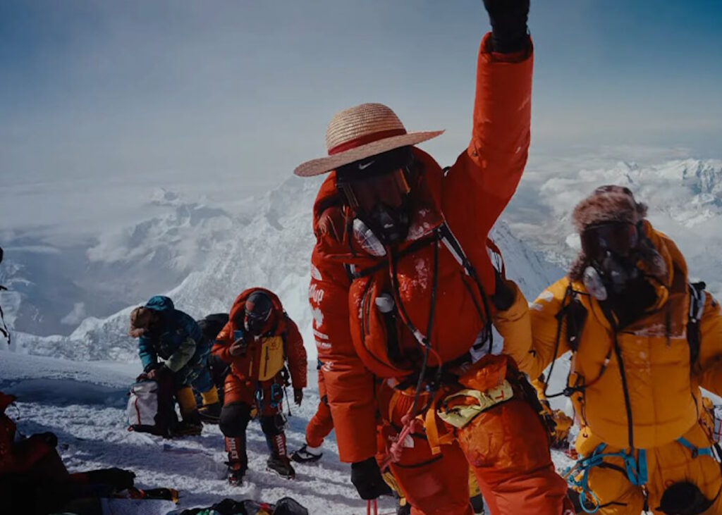 Inoxtag raggiunge la cima dell'Everest con il cappello di Luffy di One Piece