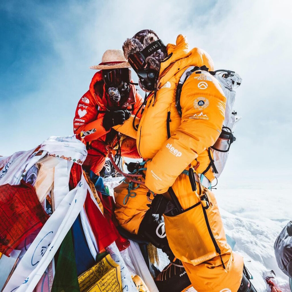 Inoxtag e l'amico sulla cima dell'Everest con il cappello di Luffy di One Piece