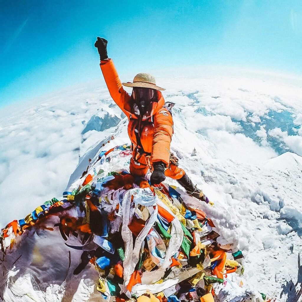 Inoxtag sulla cima dell'Everest con il cappello di Luffy di One Piece