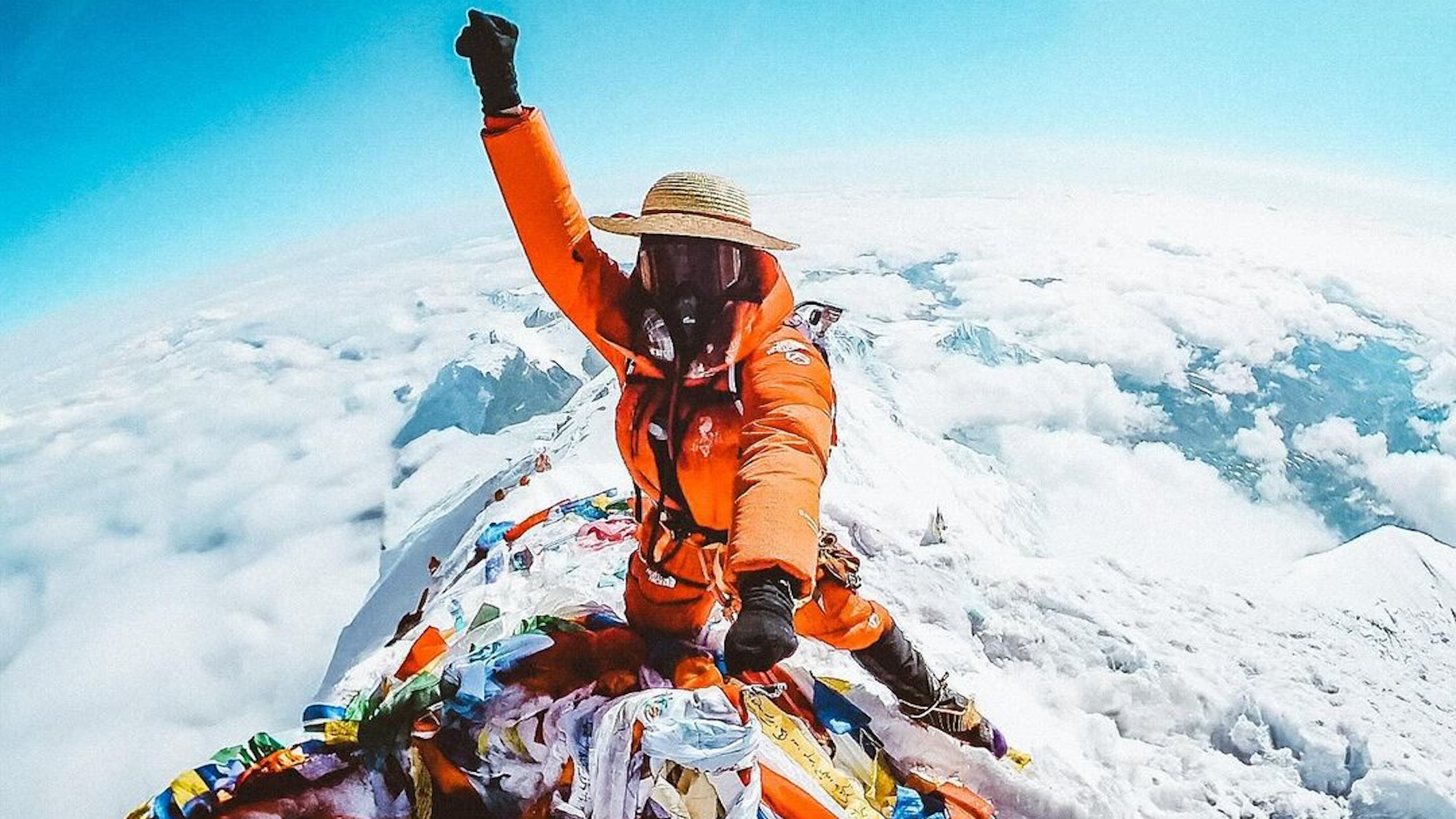 Inoxtag sulla cima dell'Everest con il cappello di Luffy di One Piece