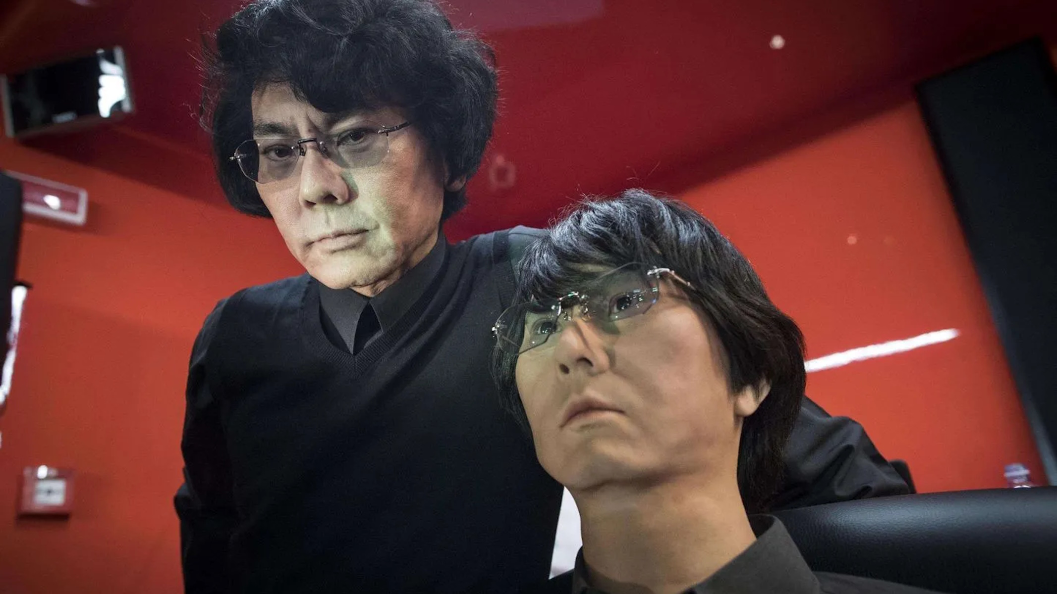 Hiroshi Ishiguro con il suo Geminoid HI-6