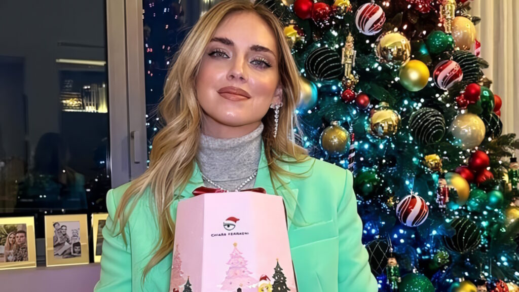 Chiara Ferragni con il suo balocco speciale in mano