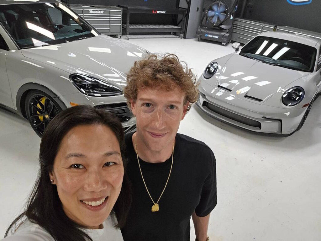 Mark Zuckerberg e sua moglie Priscilla Chan davanti la loro Porsche Cayenne Turbo GT minivan