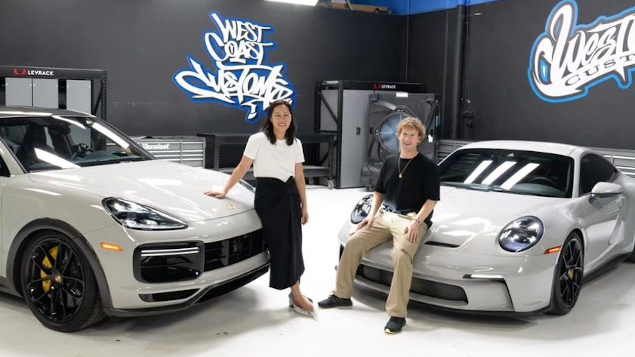 Mark Zuckerberg e sua moglie Priscilla Chan davanti la loro Porsche Cayenne Turbo GT minivan