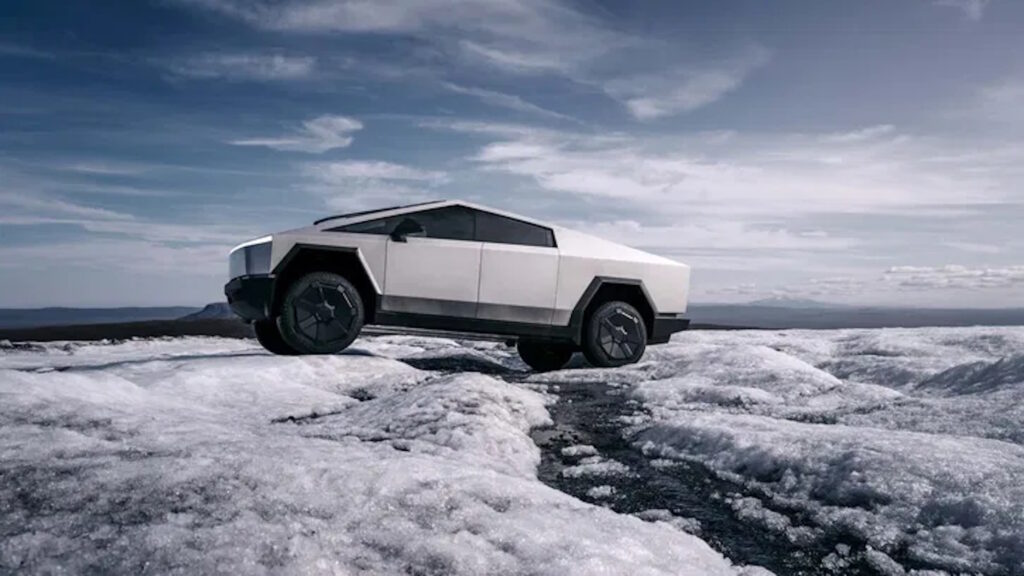 Tesla Cybertruck su lande innevate