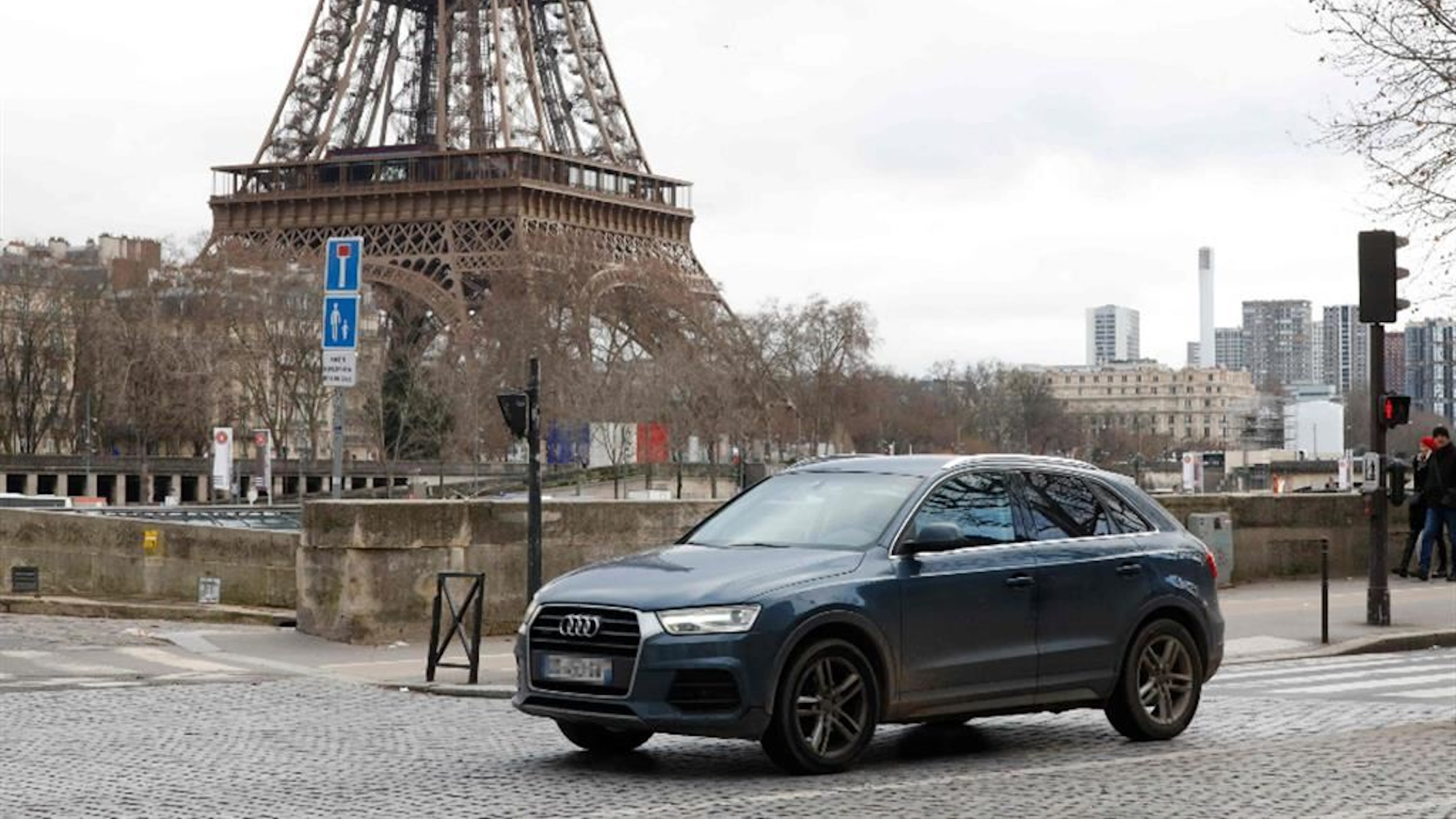 SUV sotto la Torre Eiffel a Parigi