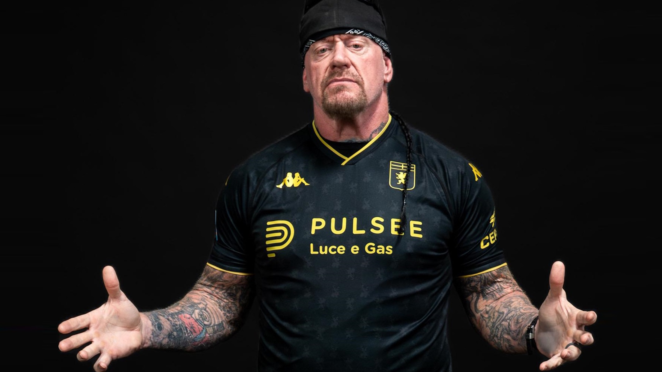 Undertaker con la maglia da calcio del Genoa