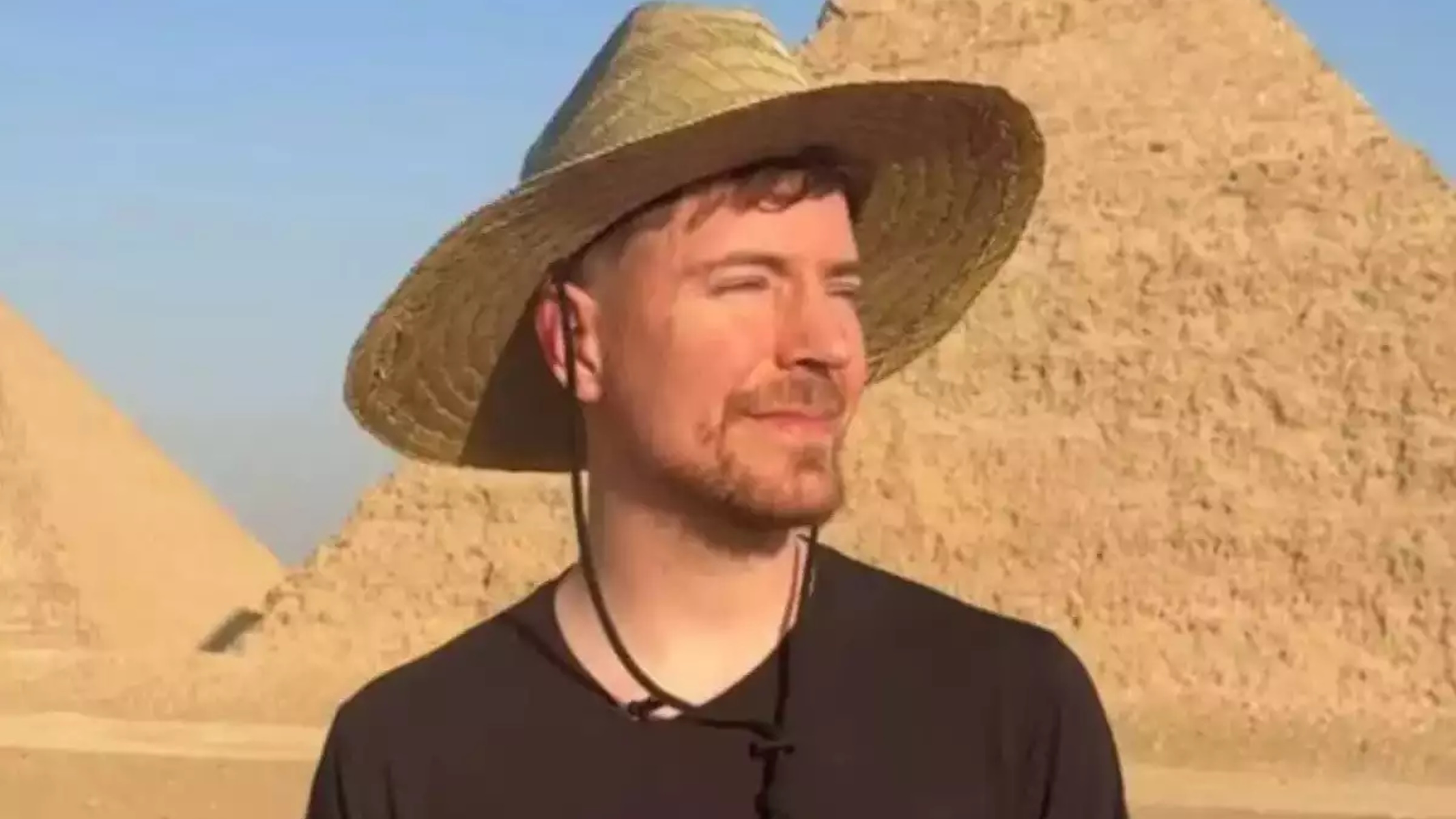 MrBeast visto vicino le piramidi di Giza