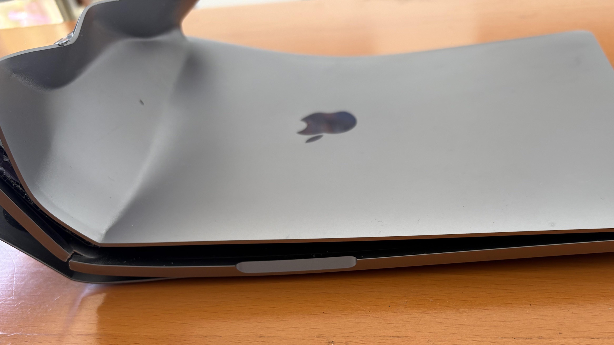 Il MacBook incidentato dell'utente a cui AppleCare+ ha rifiutato la sostituzione