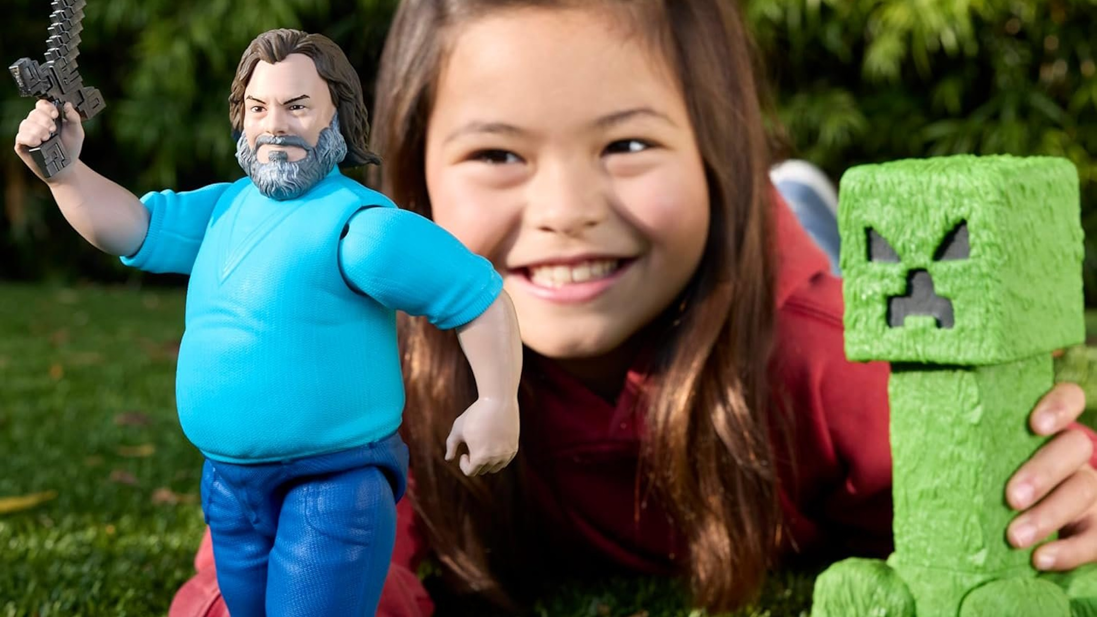 Le action figure del creeper e di Jack Black, interprete di Steve, in A Minecraft Movie