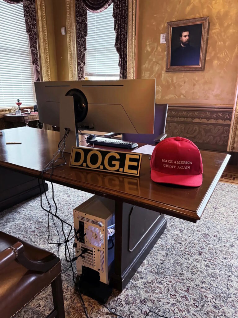 Postazione da Gaming di Elon Musk nel DOGE Office della Casa Bianca