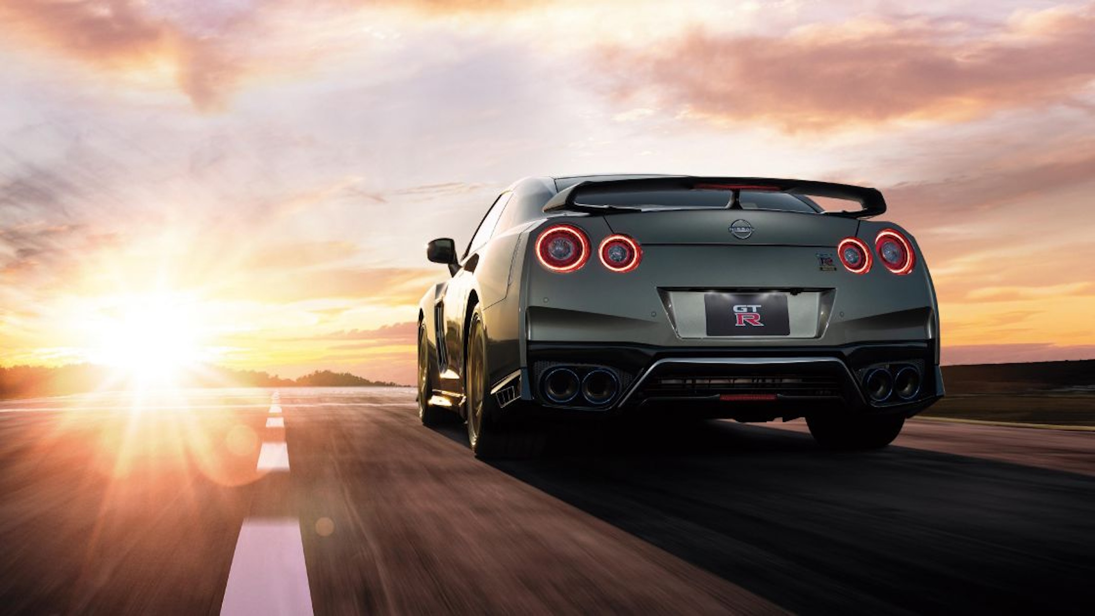 Nissan GT-R R35 che guida verso il tramonto