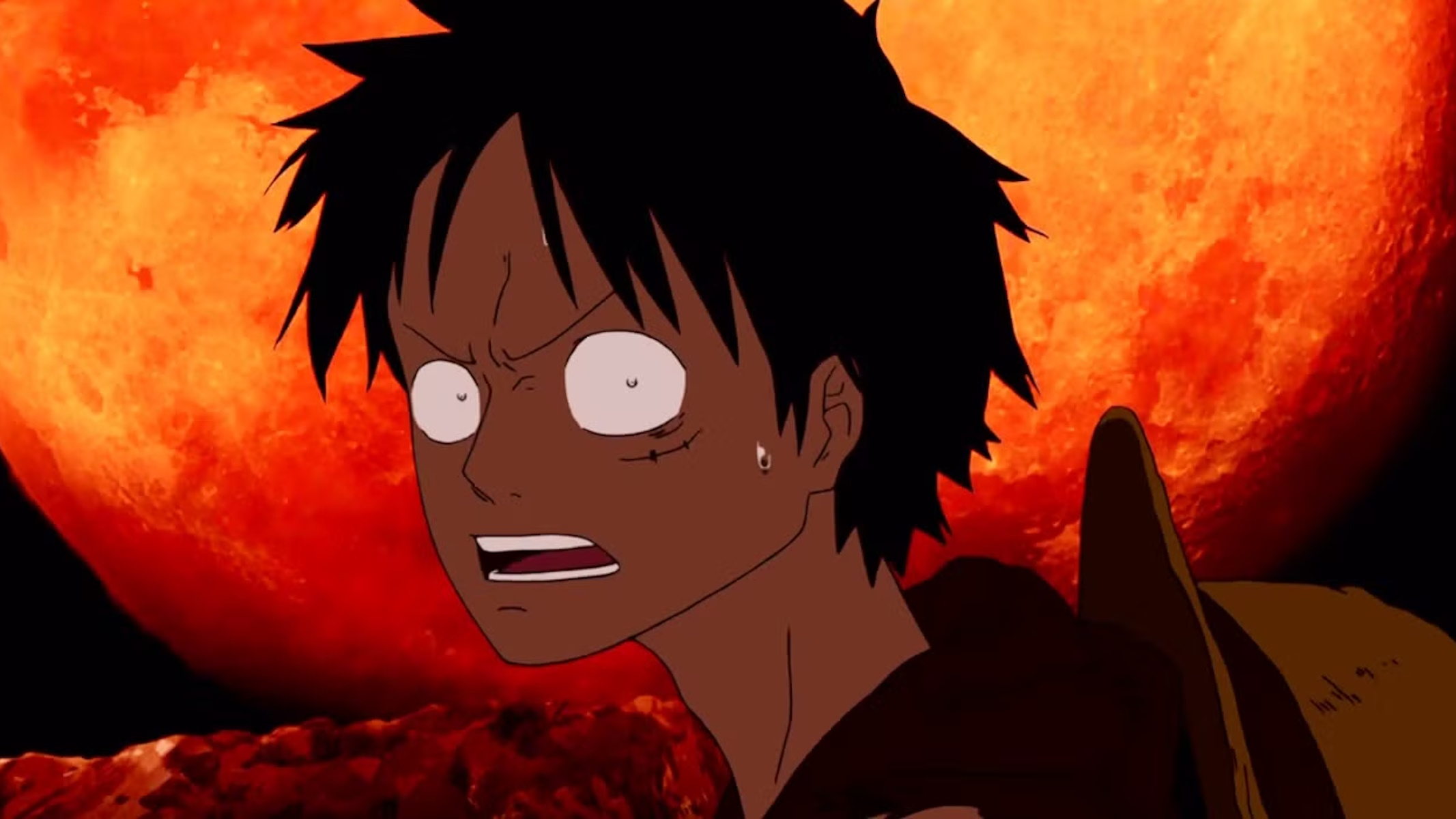 Luffy di One Piece spaventato con una luna rosso fuoco dietro